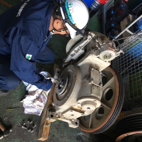 エレベーター巻上機分解作業
