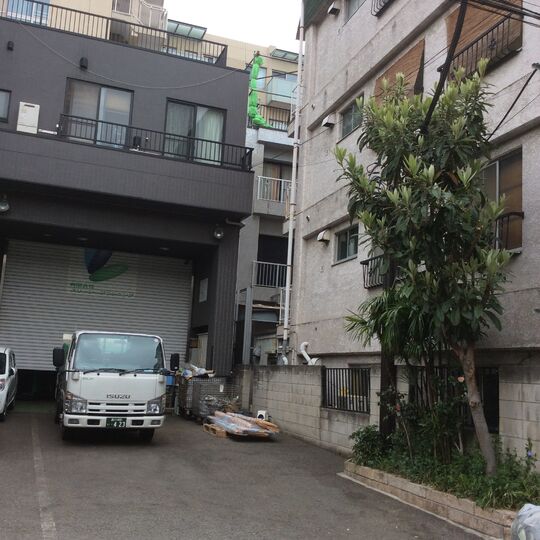 会社　シャッター前