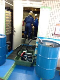 油圧エレベーターの作動油抜き取り